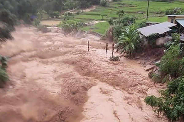 Nhiều địa phương được đề nghị khẩn trưởng triển khai các phương án phòng chống mưa lớn, dông lốc Nhiều địa phương được đề nghị khẩn trưởng triển khai các phương án phòng chống mưa lớn, dông lốc