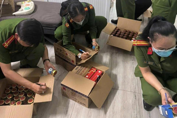 Bắt giam 2 đối tượng cầm đầu đường dây sản xuất nước yến, tổ yến giả quy mô lớn ở Vĩnh Long Bắt giam 2 đối tượng cầm đầu đường dây sản xuất nước yến, tổ yến giả quy mô lớn ở Vĩnh Long