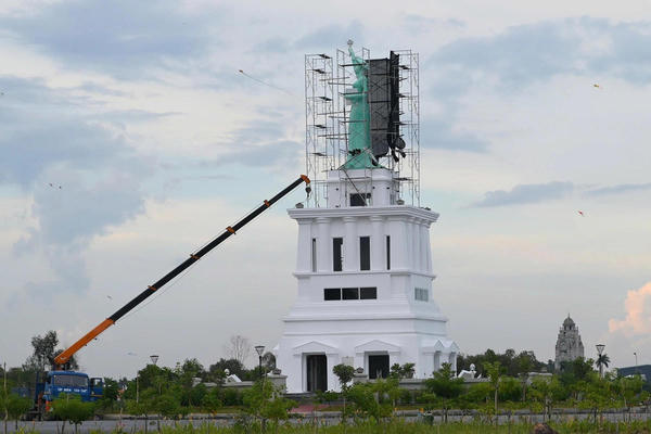 Chủ đầu tư bắt đầu tháo dỡ tượng "Nữ thần Khai phóng" sau khi bị lập biên bản vi phạm