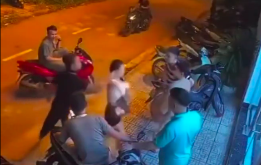 Công an vào cuộc điều tra vụ việc cô gái bị hành hung trước quan karaoke