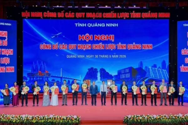 Quảng Ninh công bố loạt quy hoạch chiến lược, trao quyết định đầu tư 18 dự án