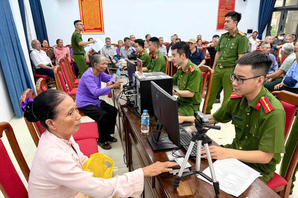Công an các xã ở Hà Nội phối hợp thu nhận mẫu ADN thân nhân liệt sĩ