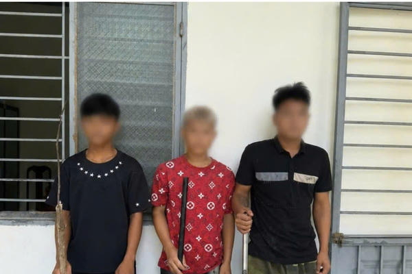 Bắt 3 thanh niên phục kích bên đường, chém trọng thương người đi xe máy ở Quảng Ngãi Bắt 3 thanh niên phục kích bên đường, chém trọng thương người đi xe máy ở Quảng Ngãi