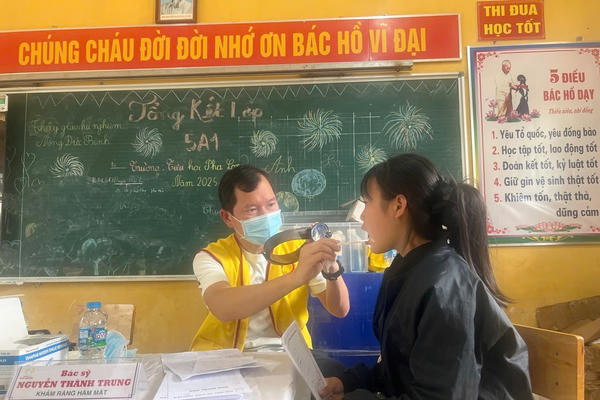 Khám bệnh, cấp thuốc miễn phí cho gần 2.900 lượt người dân vùng cao Lào Cai Khám bệnh, cấp thuốc miễn phí cho gần 2.900 lượt người dân vùng cao Lào Cai