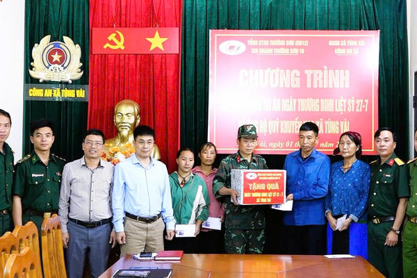 Tổng Công ty xây dựng Trường Sơn tặng quà các gia đình Thương binh - Liệt sĩ tại xã biên giới