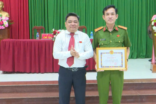 Khen thưởng đột xuất tập thể, cán bộ Công an xã An Phước phá nhanh vụ cướp tài sản 