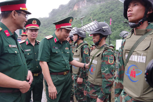 Đoàn công tác Bộ Tổng Tham mưu kiểm tra nhiệm vụ tìm kiếm, quy tập hài cốt liệt sĩ và rà phá bom mìn