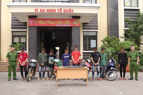 Triệu tập 8 thanh thiếu niên mang hung khí, lạng lách, nẹt pô gây rối trong đêm Triệu tập 8 thanh thiếu niên mang hung khí, lạng lách, nẹt pô gây rối trong đêm