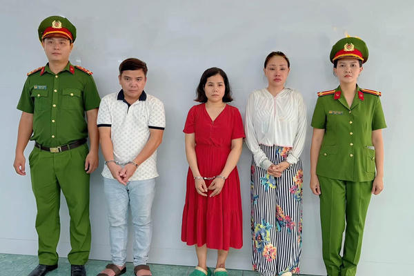 Khởi tố 3 người trong vụ truyền trắng da tại nhà khiến cô gái tử vong ở TP HCM Khởi tố 3 người trong vụ truyền trắng da tại nhà khiến cô gái tử vong ở TP HCM