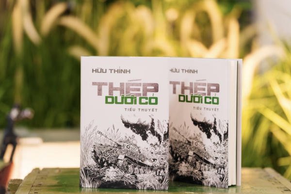 Nhà thơ Hữu Thỉnh ra mắt tiểu thuyết “Thép dưới cỏ”