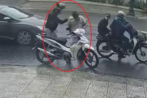 Video: Kẻ cướp hung hãn, trắng trợn cướp xe máy của người đàn ông đang dừng chờ đèn đỏ