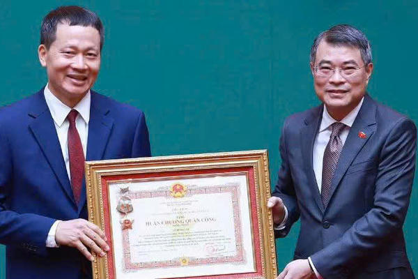 Bí thư Thành ủy Đồng Nai Vũ Hồng Văn được tặng thưởng Huân chương Quân công hạng Nhất
