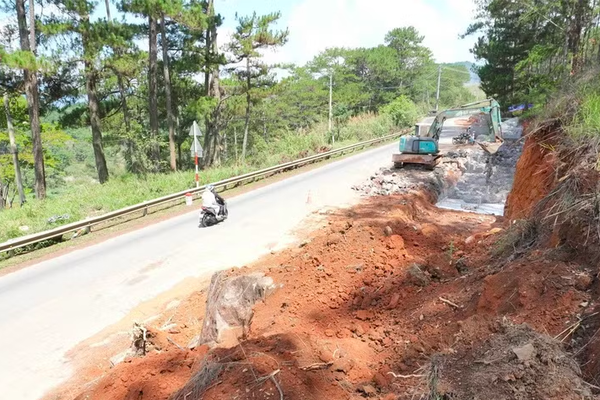 Khắc phục sạt lở trên tỉnh lộ 433 qua địa bàn xã Cao Sơn tỉnh Phú Thọ