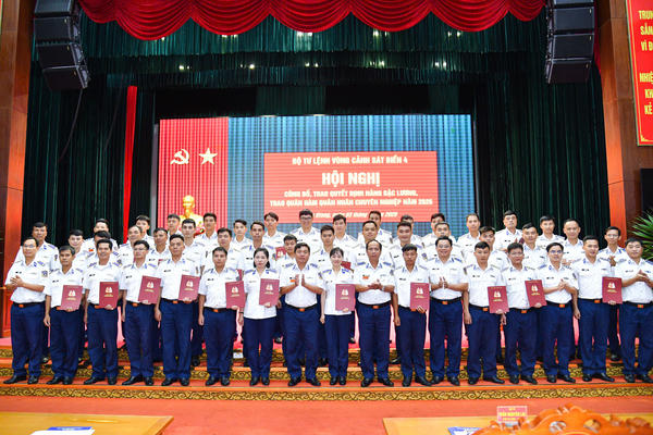 BTL Vùng Cảnh sát biển 4 trao quyết định nâng bậc lương, thăng quân hàm Quân nhân chuyên nghiệp năm 2026