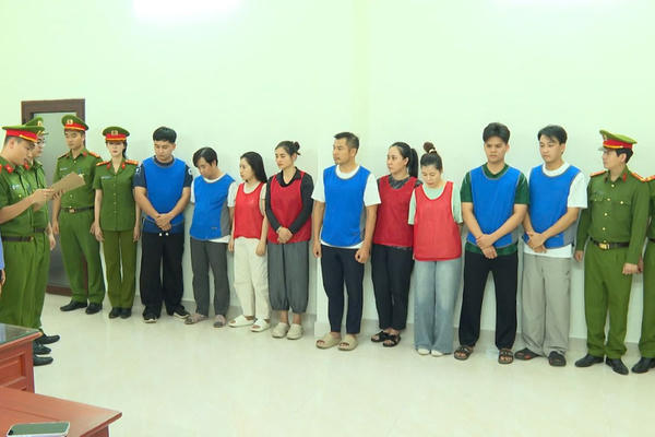 Hé lộ thủ đoạn dùng số sê-ri tiền USD làm “mật khẩu” trong đường dây buôn lậu kim cương xuyên quốc gia