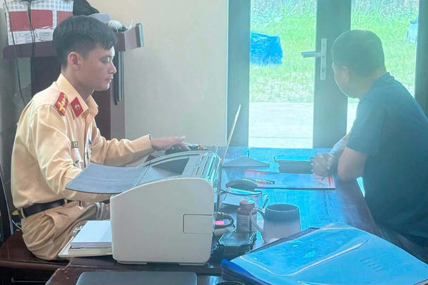 Tuyên Quang: Phạt tài xế ô tô 19 triệu đồng, trừ 4 điểm bằng lái vì vượt đèn đỏ