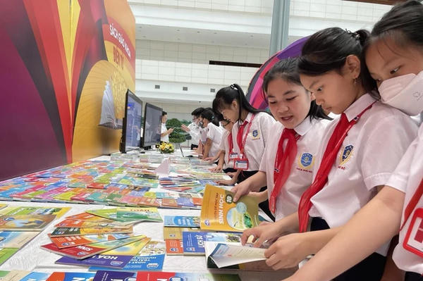 Từ năm học 2029 - 2030: Miễn phí sách giáo khoa cho tất cả học sinh trên phạm vi toàn quốc Từ năm học 2029 - 2030: Miễn phí sách giáo khoa cho tất cả học sinh trên phạm vi toàn quốc