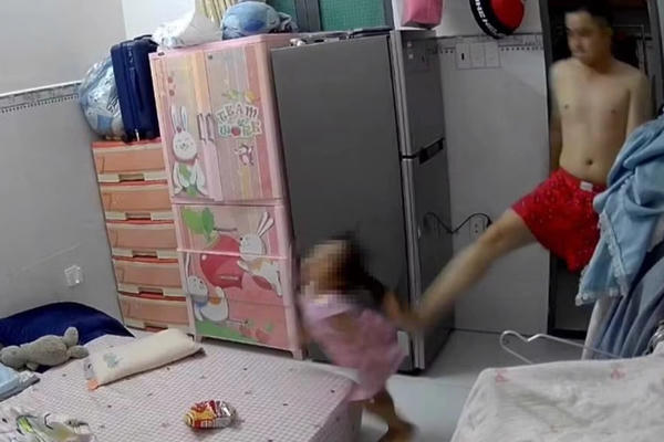 Phẫn nộ clip bé gái 3 tuổi bị "chồng hờ" của mẹ bạo hành tàn nhẫn tại TPHCM