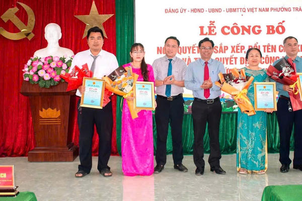 Phường Trảng Dài công bố nghị quyết sắp xếp, đổi tên khu phố và trao quyết định công nhận các chức danh khu phố