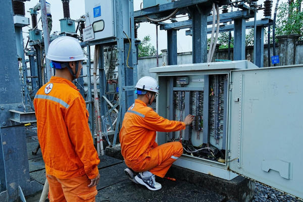 Điện lực Quảng Ninh trực 24/24 giờ, sẵn sàng khắc phục sự cố do bão số 1