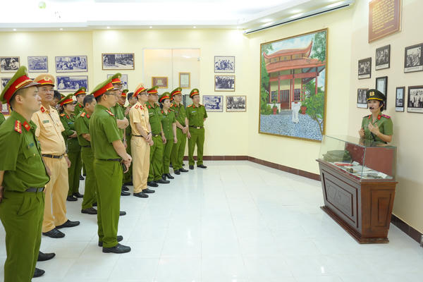 Hòn Đá Bạc Cà Mau: Từ dấu son chiến thắng CM12 đến biểu tượng giáo dục truyền thống Công an Nhân dân Hòn Đá Bạc Cà Mau: Từ dấu son chiến thắng CM12 đến biểu tượng giáo dục truyền thống Công an Nhân dân