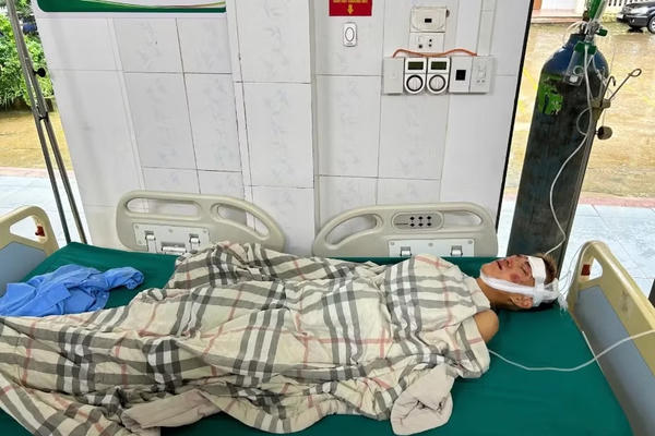 Kịp thời cứu thanh niên bị nước lũ cuốn trôi lúc rạng sáng ở Lào Cai Kịp thời cứu thanh niên bị nước lũ cuốn trôi lúc rạng sáng ở Lào Cai