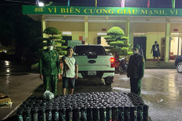 BĐBP Quảng Ninh bắt giữ ô tô chở 200 bình khí cười ở Hoành Mô