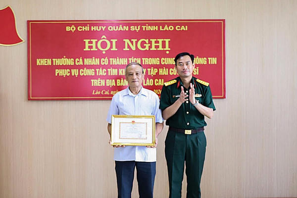 Khen thưởng người cung cấp thông tin giúp tìm thấy 9 hài cốt liệt sĩ tại Lào Cai