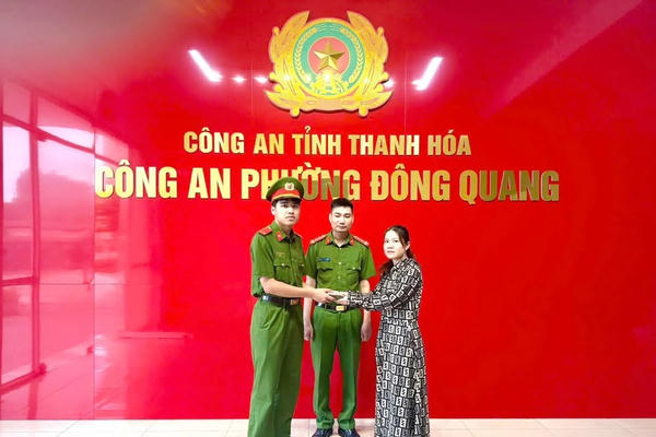 Chiến sĩ Cảnh sát cơ động nhặt được 75 triệu đồng trả lại người mất ở Thanh Hoá Chiến sĩ Cảnh sát cơ động nhặt được 75 triệu đồng trả lại người mất ở Thanh Hoá