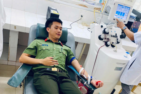 Đà Nẵng: Đại úy Công an hơn 3 giờ hiến tiểu cầu cứu bệnh nhân nguy kịch Đà Nẵng: Đại úy Công an hơn 3 giờ hiến tiểu cầu cứu bệnh nhân nguy kịch