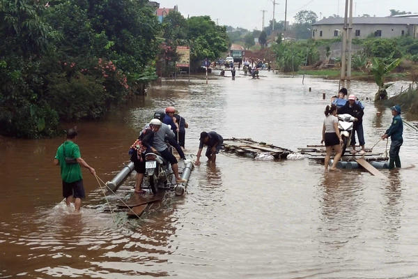 Mưa lũ gây ách tắc nhiều ngày trên Quốc lộ 279 ở Tuyên Quang, nhiều người lợi dụng trục lợi