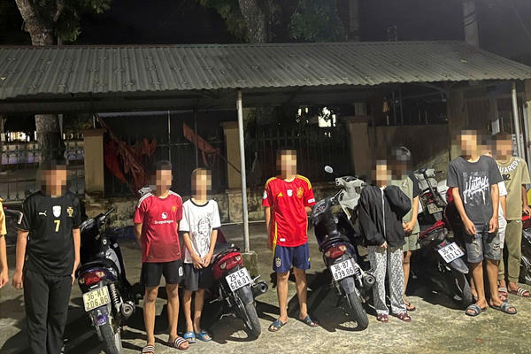 Đi xe máy vi phạm 9 lỗi giao thông, nhóm thanh niên bị phạt 69 triệu đồng Đi xe máy vi phạm 9 lỗi giao thông, nhóm thanh niên bị phạt 69 triệu đồng