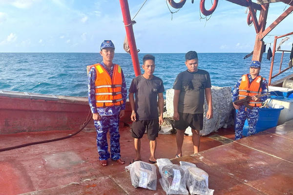 Cảnh sát biển 4 bắt giữ tàu cá dùng số hiệu giả, nghi vi phạm IUU Cảnh sát biển 4 bắt giữ tàu cá dùng số hiệu giả, nghi vi phạm IUU