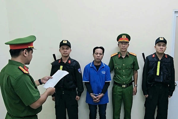 Bắt giữ người chồng trong vụ thi thể phụ nữ trong bao bố trên sông Sài Gòn Bắt giữ người chồng trong vụ thi thể phụ nữ trong bao bố trên sông Sài Gòn