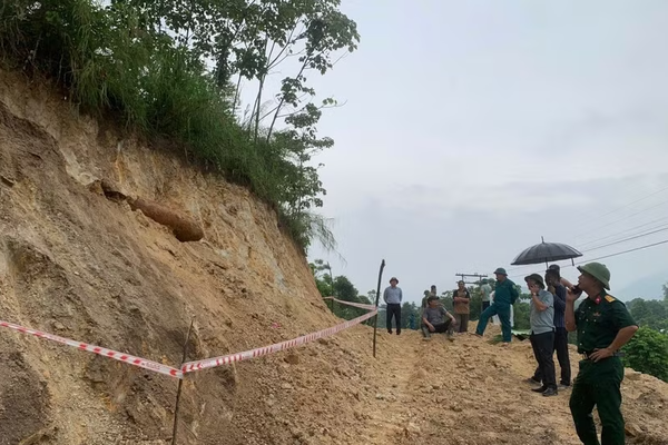 Phát hiện quả bom nặng khoảng 350kg khi đang thi công đường gom ở Lào Cai Phát hiện quả bom nặng khoảng 350kg khi đang thi công đường gom ở Lào Cai
