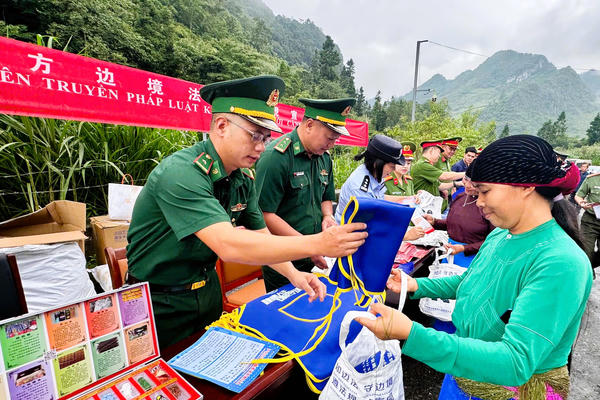 Tuyên truyền pháp luật song phương, góp phần giữ vững bình yên biên giới Việt Nam- Trung Quốc Tuyên truyền pháp luật song phương, góp phần giữ vững bình yên biên giới Việt Nam- Trung Quốc