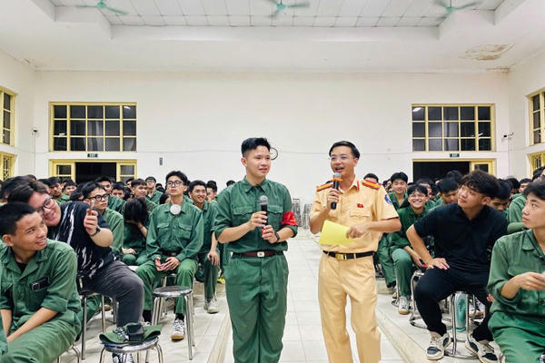 CSGT tuyên truyền pháp luật cho 500 sinh viên bằng “sân khấu hóa”