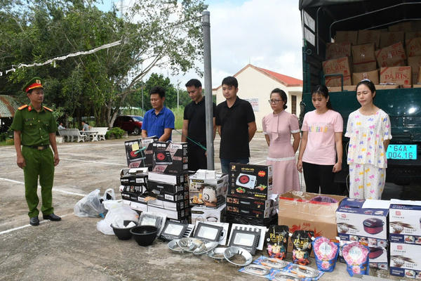 Khởi tố 6 đối tượng bán gần 10.000 hàng gia dụng giá "trên trời", thu lợi bất chính hàng tỷ đồng Khởi tố 6 đối tượng bán gần 10.000 hàng gia dụng giá "trên trời", thu lợi bất chính hàng tỷ đồng
