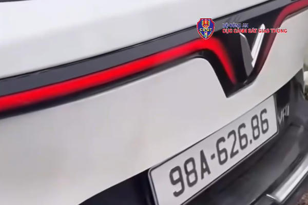 Xử phạt hơn 40 triệu đồng, trừ 10 điểm Giấy phép lái xe đối vớ tài xế mang biển số giả lưu thông trên đường Xử phạt hơn 40 triệu đồng, trừ 10 điểm Giấy phép lái xe đối vớ tài xế mang biển số giả lưu thông trên đường