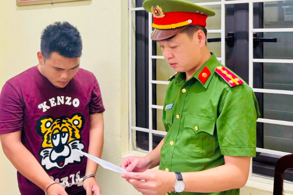 Khởi tố đối tượng dùng dao phóng lợn dài gần 3 mét chống đối lực lượng CSGT