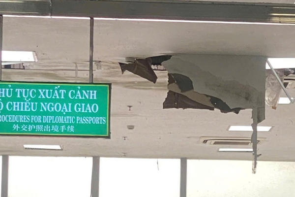 Quảng Ninh: Trần nhà Trạm kiểm soát liên ngành Bắc Luân 2 bất ngờ rơi nhiều mảng lớn khi đông du khách chờ xuất, nhập cảnh Quảng Ninh: Trần nhà Trạm kiểm soát liên ngành Bắc Luân 2 bất ngờ rơi nhiều mảng lớn khi đông du khách chờ xuất, nhập cảnh
