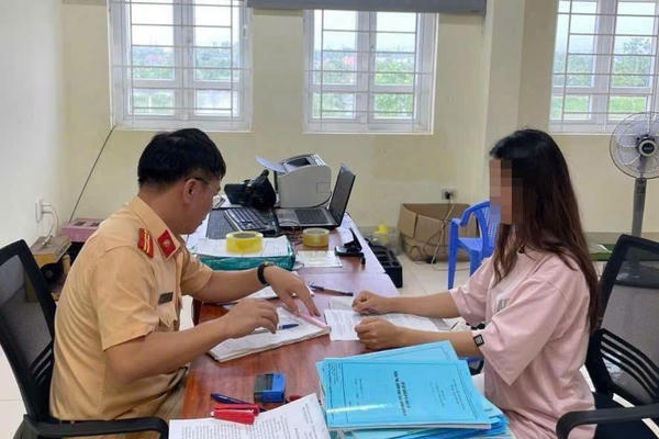 Hơn 10.600 phản ánh vi phạm giao thông được người dân gửi đến Cục CSGT trong 6 tháng Hơn 10.600 phản ánh vi phạm giao thông được người dân gửi đến Cục CSGT trong 6 tháng
