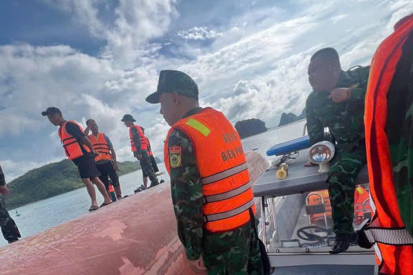 Hoàn tất cứu nạn vụ lật tàu trên biển Vân Đồn, tìm thấy 2 nạn nhân tử vong Hoàn tất cứu nạn vụ lật tàu trên biển Vân Đồn, tìm thấy 2 nạn nhân tử vong