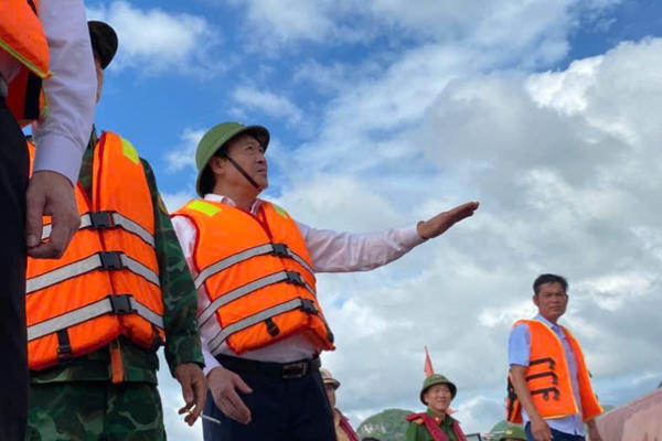 Quảng Ninh: Lật tàu trên biển Bản Sen, 2 người còn mắc kẹt trong cabin Quảng Ninh: Lật tàu trên biển Bản Sen, 2 người còn mắc kẹt trong cabin