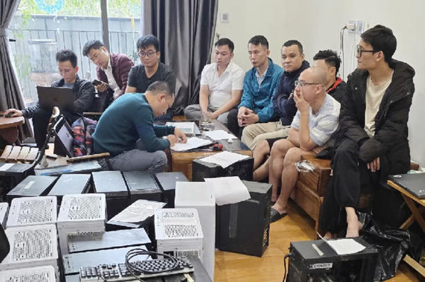 Khởi tố đường dây vận hành "chợ đen" dữ liệu số quy mô hơn 400 tỷ đồng Khởi tố đường dây vận hành "chợ đen" dữ liệu số quy mô hơn 400 tỷ đồng