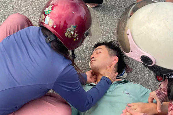 Nữ Điều dưỡng dừng xe, ép tim sơ cứu thanh niên ngã quỵ giữa đường