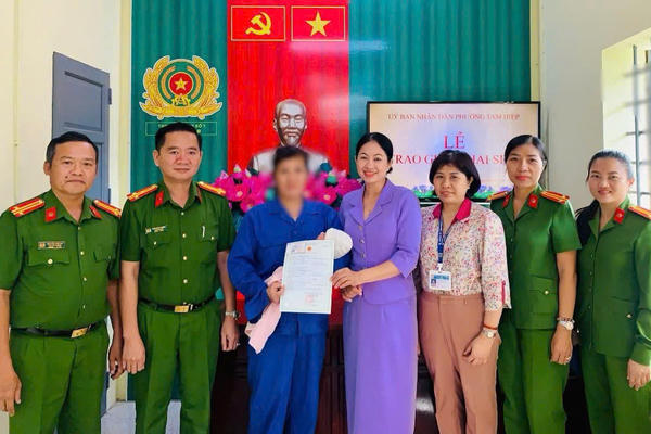 Trao giấy khai sinh và thẻ BHYT cho con người bị tạm giam: Lan tỏa giá trị nhân văn trong công tác quản lý giam giữ Trao giấy khai sinh và thẻ BHYT cho con người bị tạm giam: Lan tỏa giá trị nhân văn trong công tác quản lý giam giữ