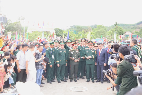 Nhiều hoạt động giao lưu hữu nghị quốc phòng biên giới Việt Nam - Lào lần thứ 3