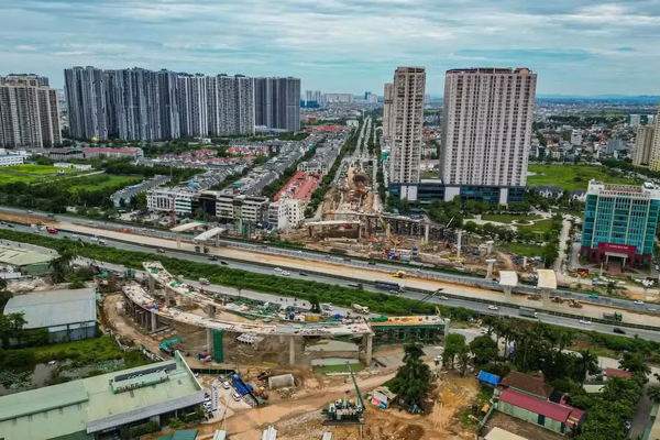 Nhiều đoạn Đại lộ Thăng Long bị rào chắn đến hết năm 2026