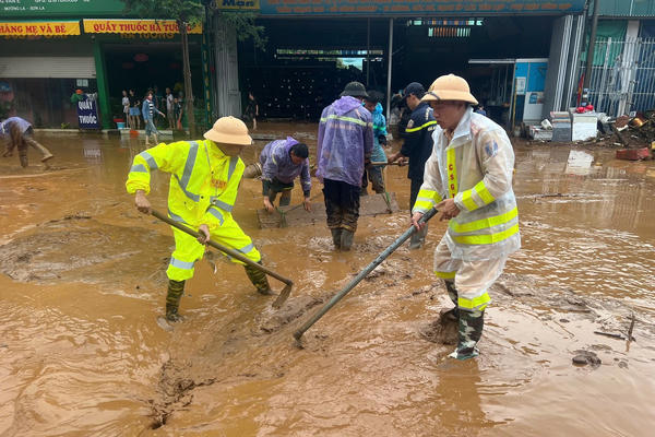 Công an Sơn La xuyên đêm hỗ trợ nhân dân khắc phục hậu quả do mưa lớn gây ra Công an Sơn La xuyên đêm hỗ trợ nhân dân khắc phục hậu quả do mưa lớn gây ra